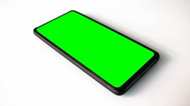 Beyaz arkaplanda boş ekran izole edilmiş akıllı telefon