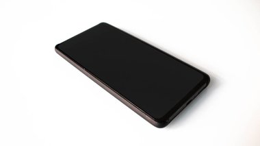 Beyaz arkaplanda boş ekran izole edilmiş siyah akıllı telefon