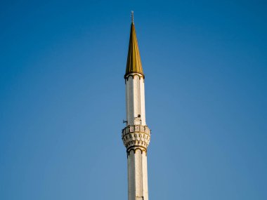 İstanbul 'daki caminin minaresi, hindi