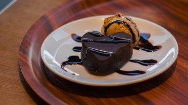 karamel soslu çikolatalı dondurma