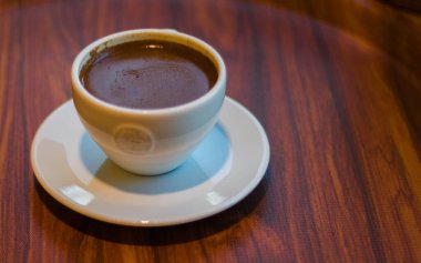 Tahta masada bir fincan kahve.