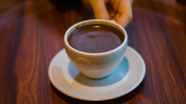 Beyaz arkaplanlı bir fincan kahve.