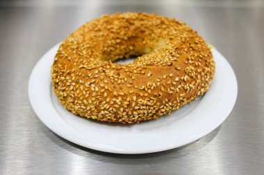 Susamlı simit ve tepside çörek.