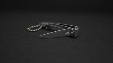 Siyah arka planda gümüş tırnak makasıyla yakın plan