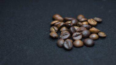 Siyah arkaplanda kahve çekirdekleri