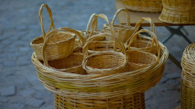 Hasır sepet ve beyaz üzerinde farklı türde kuru yeşil bambu.