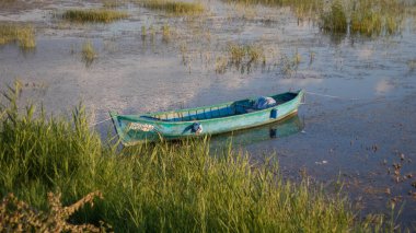 Nehirde bir balıkçı teknesi