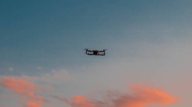 Günbatımı gökyüzünde uçan drone
