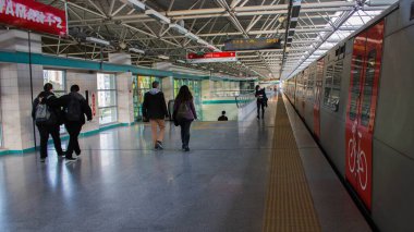 Metro istasyonundaki insanlar 