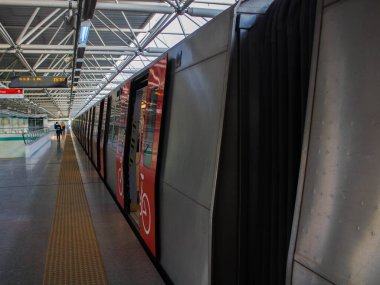 Modern bir binanın içinde.