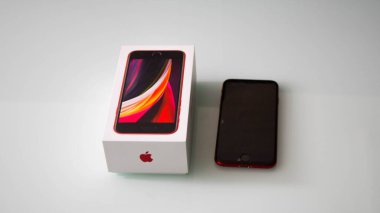 beyaz arkaplanda kırmızı iPhone