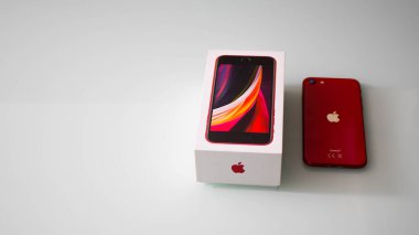 beyaz arkaplanda kırmızı iPhone