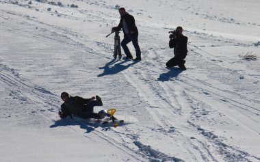 İnsanlar karlı havada eğleniyor. 