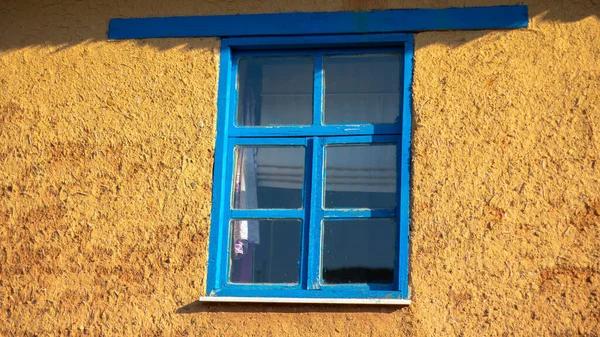 Mavi gökyüzü olan pencere