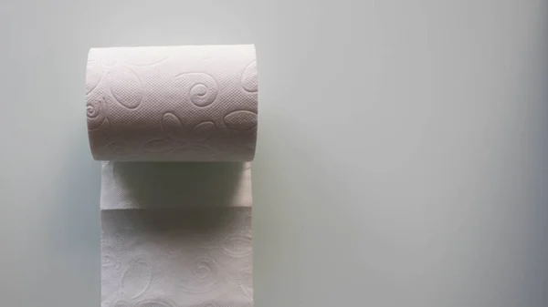 Weiße Toilettenpapierrolle Auf Grauem Hintergrund — Stockfoto