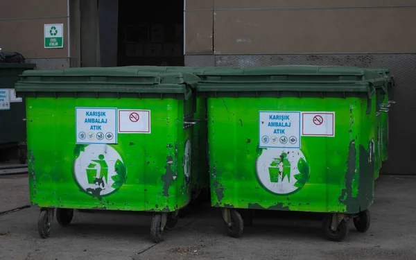 街道上的绿色垃圾箱 — 图库照片