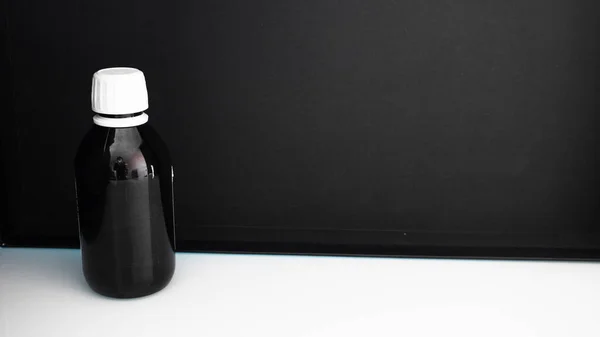 Botol Air Hitam Pada Latar Belakang Gelap — Stok Foto