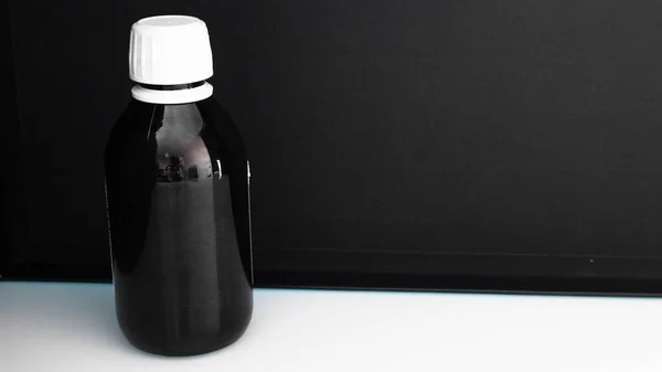 Botol Air Hitam Pada Latar Belakang Gelap — Stok Foto