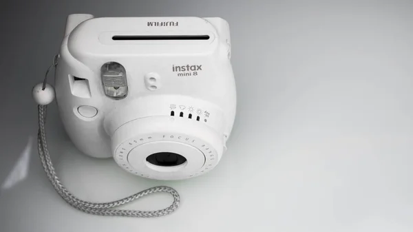 kamerayı beyaz bir arka plan üzerinde.