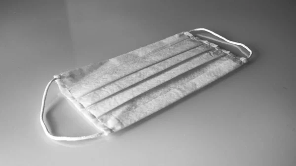 Gri arkaplandaki tek kullanımlık beyaz folyoyu kapat