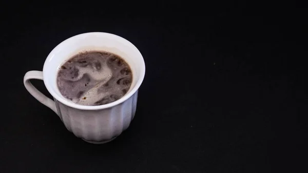 Secangkir Kopi Dengan Latar Belakang Hitam — Stok Foto