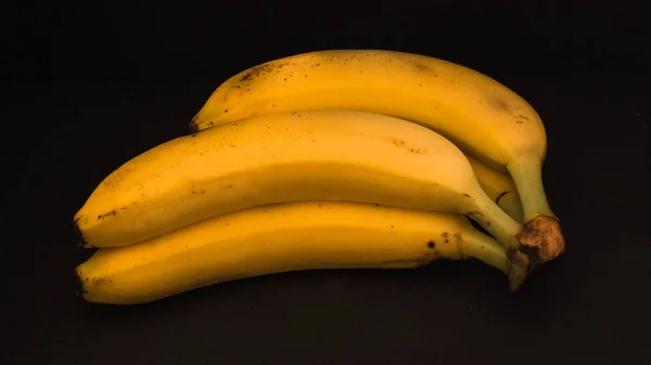 黒を基調とした新鮮な黄色のバナナ — ストック写真