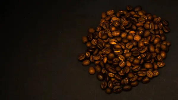 Siyah arkaplanda kahve çekirdekleri