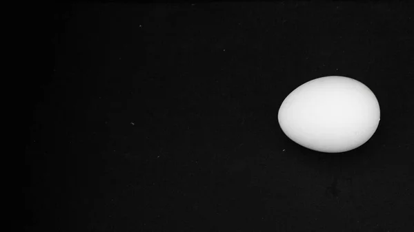 Siyah arkaplanda beyaz yumurtalar