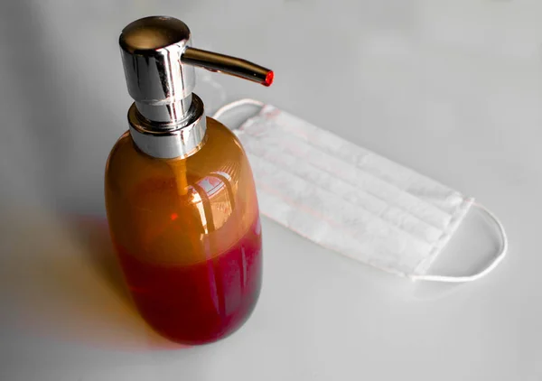 Botol Kosmetik Dengan Cairan Merah Pada Latar Belakang Putih — Stok Foto