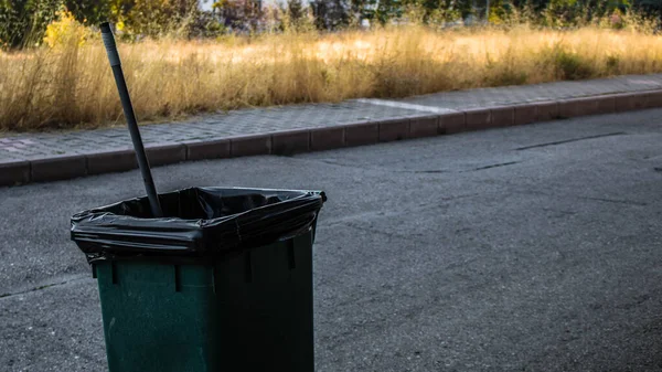 公园里的垃圾桶 — 图库照片