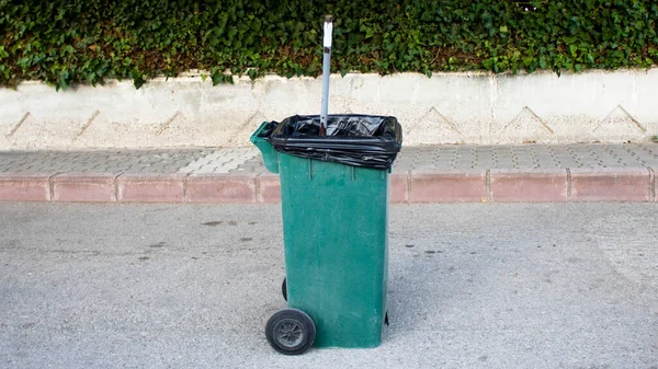 街上的垃圾箱 — 图库照片