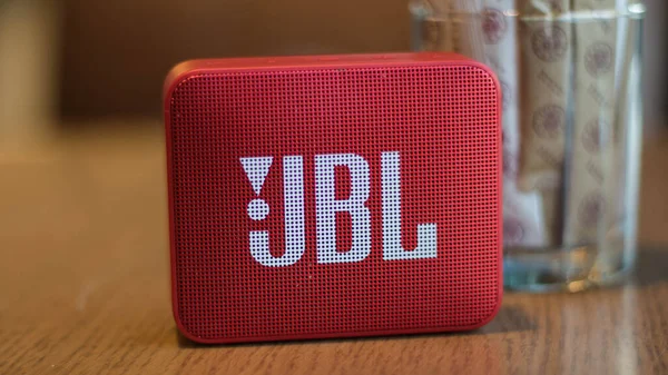 Rode Jbl Luidsprekers Koptelefoons Geluidssystemen — Stockfoto