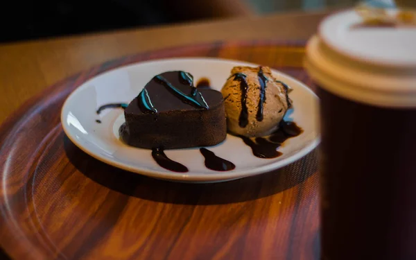 Kue Coklat Dengan Saus Karamel Dan Kacang — Stok Foto