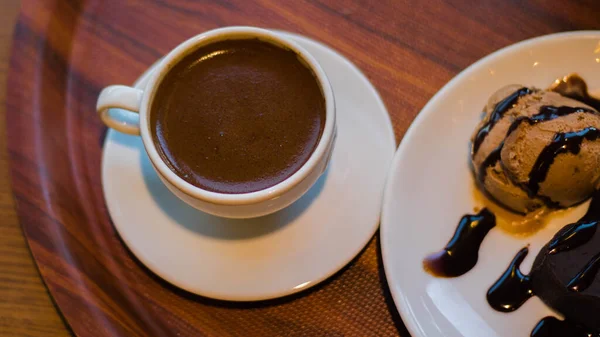 Secangkir Kopi Dengan Coklat Dan Saus Karamel — Stok Foto