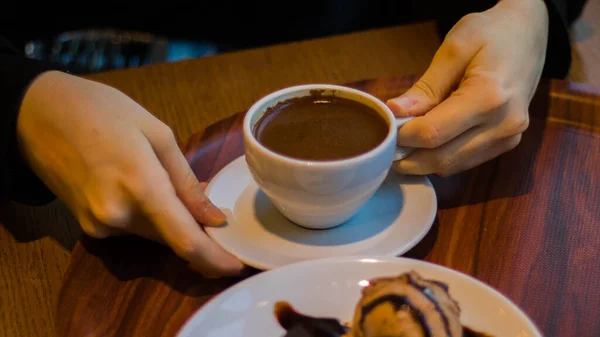 Tangan Wanita Memegang Cangkir Kopi Dan Croissant Atas Meja Kayu — Stok Foto