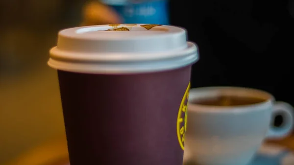 Xícara Café Uma Caneca Chocolate Quente Uma Mesa Madeira — Fotografia de Stock