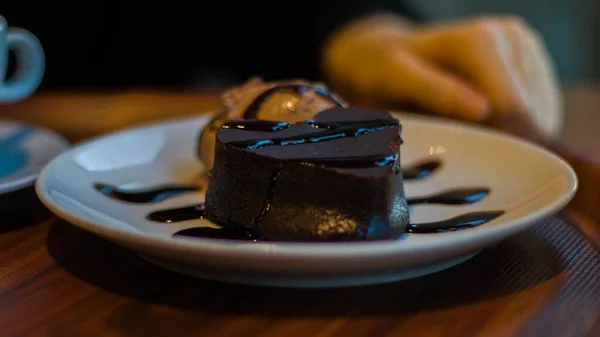 Kue Coklat Lezat Dengan Krim Dan Kacang Kacangan — Stok Foto