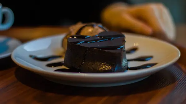 Kue Coklat Lezat Dengan Krim Dan Kacang Kacangan — Stok Foto