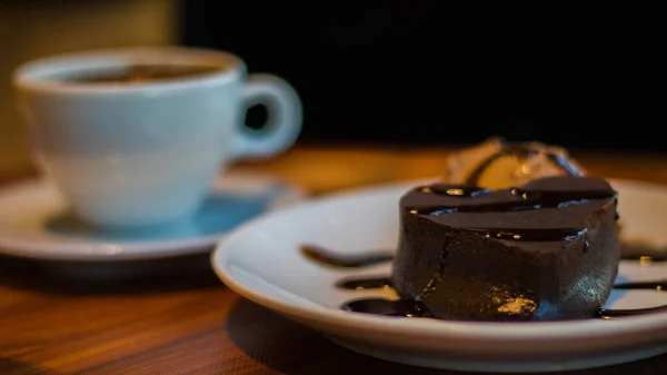 Secangkir Kopi Dan Sepotong Kue Coklat Atas Meja Kayu — Stok Foto