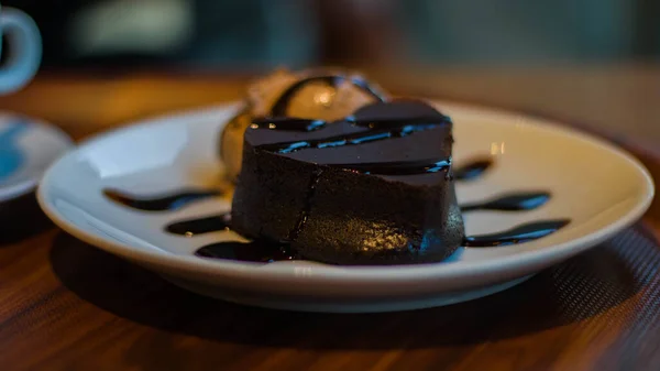 Kue Coklat Dengan Krim Dan Kacang — Stok Foto