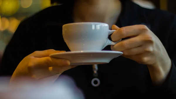 Wanita Memegang Secangkir Kopi Kafe — Stok Foto