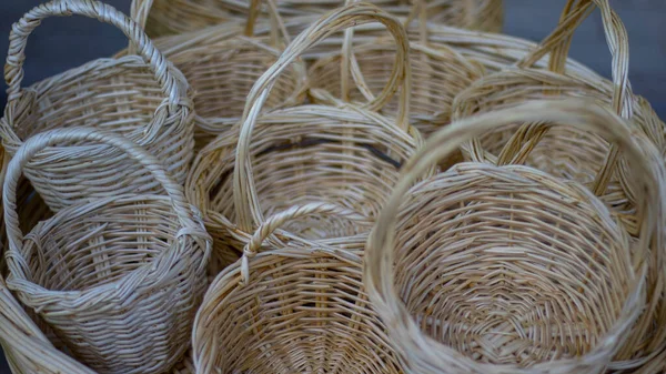 Hasır sepet beyaz arka planda saman ile