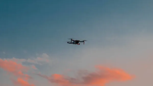 日没の空を飛ぶ無人機 — ストック写真