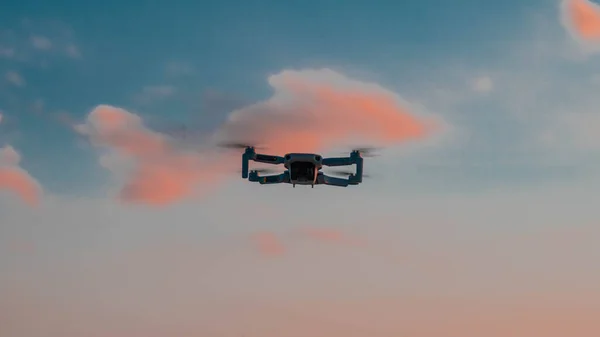 Günbatımı gökyüzünde uçan drone