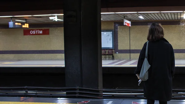 Persone Alla Stazione Della Metropolitana — Foto Stock