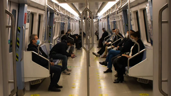 Люди Внутри Метропоезда — стоковое фото