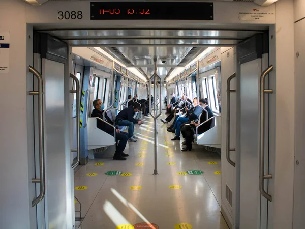 Persone All Interno Del Treno Della Metropolitana — Foto Stock