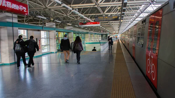 Persone Alla Stazione Della Metropolitana — Foto Stock