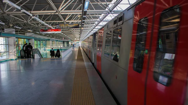 Persone Alla Stazione Della Metropolitana — Foto Stock