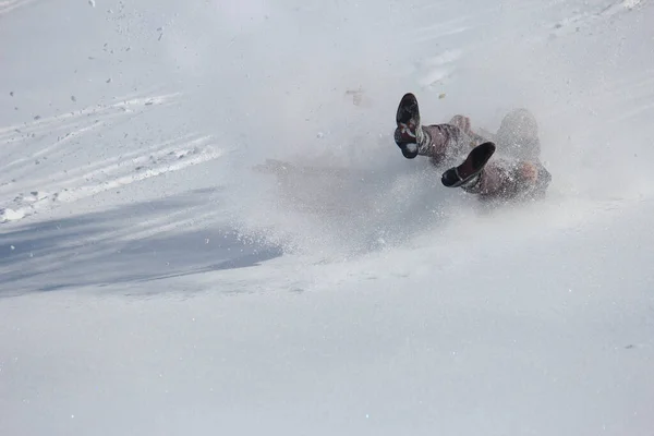 雪の中で楽しんでいる人たちは — ストック写真